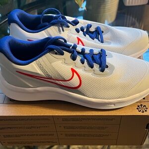 Nike kids Star Runner 3 White and Red Running Shoes new in box